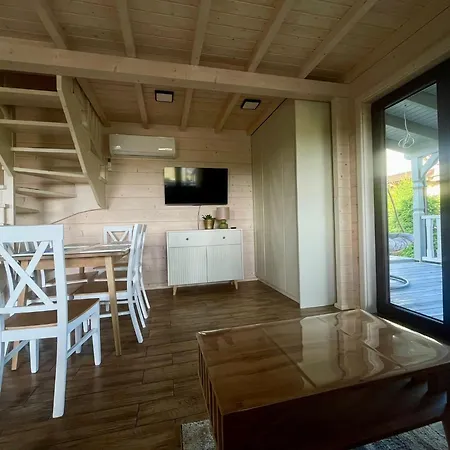 Fiolkowy Zakatek Z Basenem Сasa de vacaciones Stare Sady